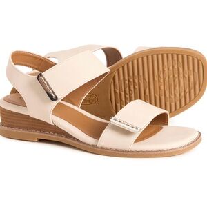 🎄Chic Cream Sandals with Silver Accents🎁